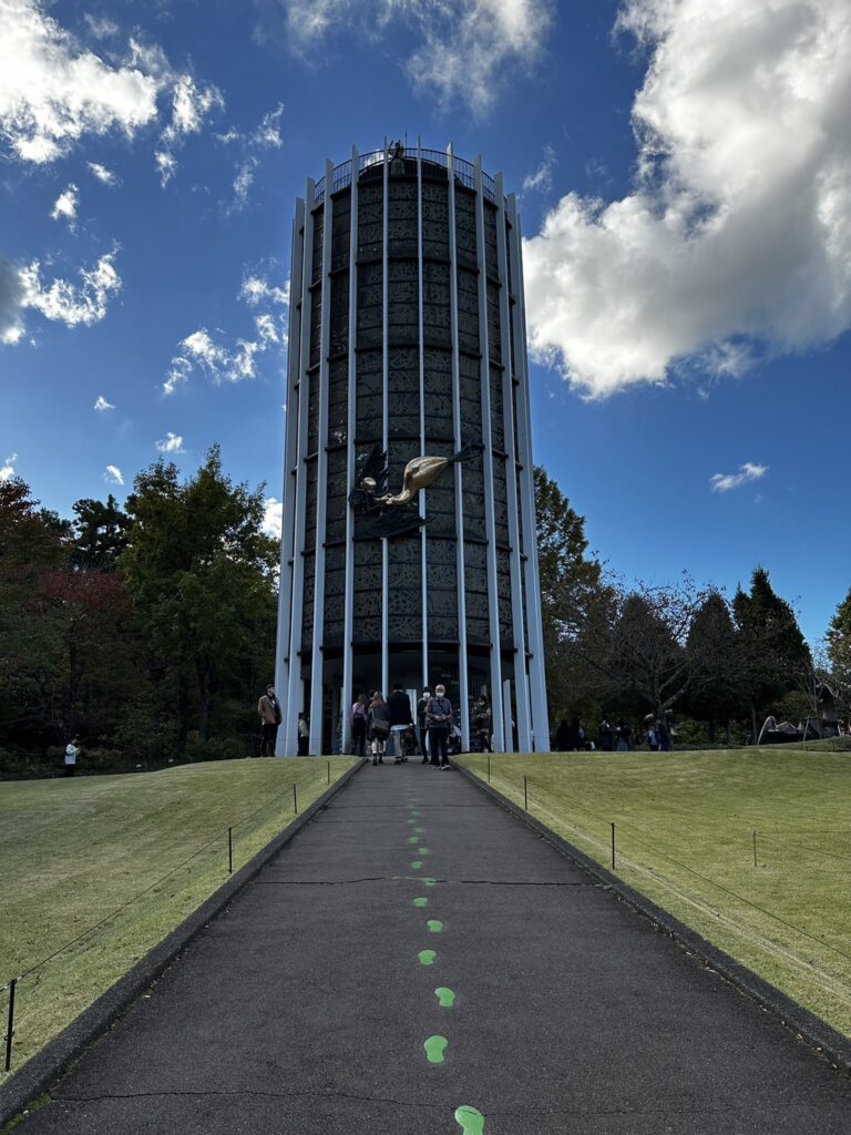 ステンドグラスの塔「幸せをよぶシンフォニー彫刻」