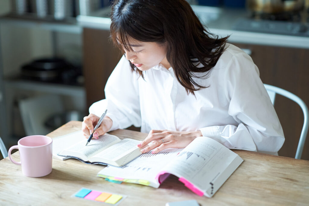 自宅で勉強する女性